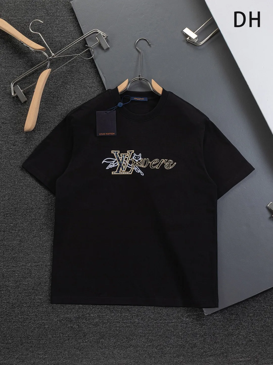 🅿️190 Louis Vuitton Louis Vuitton 1V LV LV slightly wide version S-XL LV 26ss new products are available at counters simultaneously. Multiple craftsmanship. Embroidery of civet 🦊 letters on the chest. Round neck short-sleeved T-shirt, same style for men and women! Consigned to one-to-one creation. Synchronized with the official website, pure cotton fabrics at the counter! It is close to the skin and comfortable, durable and easy to wear. It has a classic and simple logo design and meticulous original craftsmanship. Short-sleeves, a must-have item for men, do not appear to be the same for the general public, but must be unique and eye-catching. This LV short-sleeve is all about quality, comfort, the same shape and fashion as always, including fabrics and cutting techniques. All of them have been made with great effort! 320 grams of washed pure cotton fabric, pure cotton is breathable, very refreshing and comfortable for daily wear. The rib knitting on the neckline is smooth and tight, and the neckline will not be skewed if you toss it at will. The loose version, you will find that it looks really good on the upper body. The overall is minimalist and neat, super versatile for daily use! Pair it casually with a pair of pants for a youthful look. A T-shirt will make your outfit crazy. It is a fashionable item that can never go wrong! Color: Black White Size: S-XL Size chart: S: Shoulder width 50-Bust 56-Length 70 M: Shoulder width 52-Bust 57-Length 72 L: Shoulder width 54-Bust 59-Length 74 XL: Shoulder width 56-Bust 62-Length 76